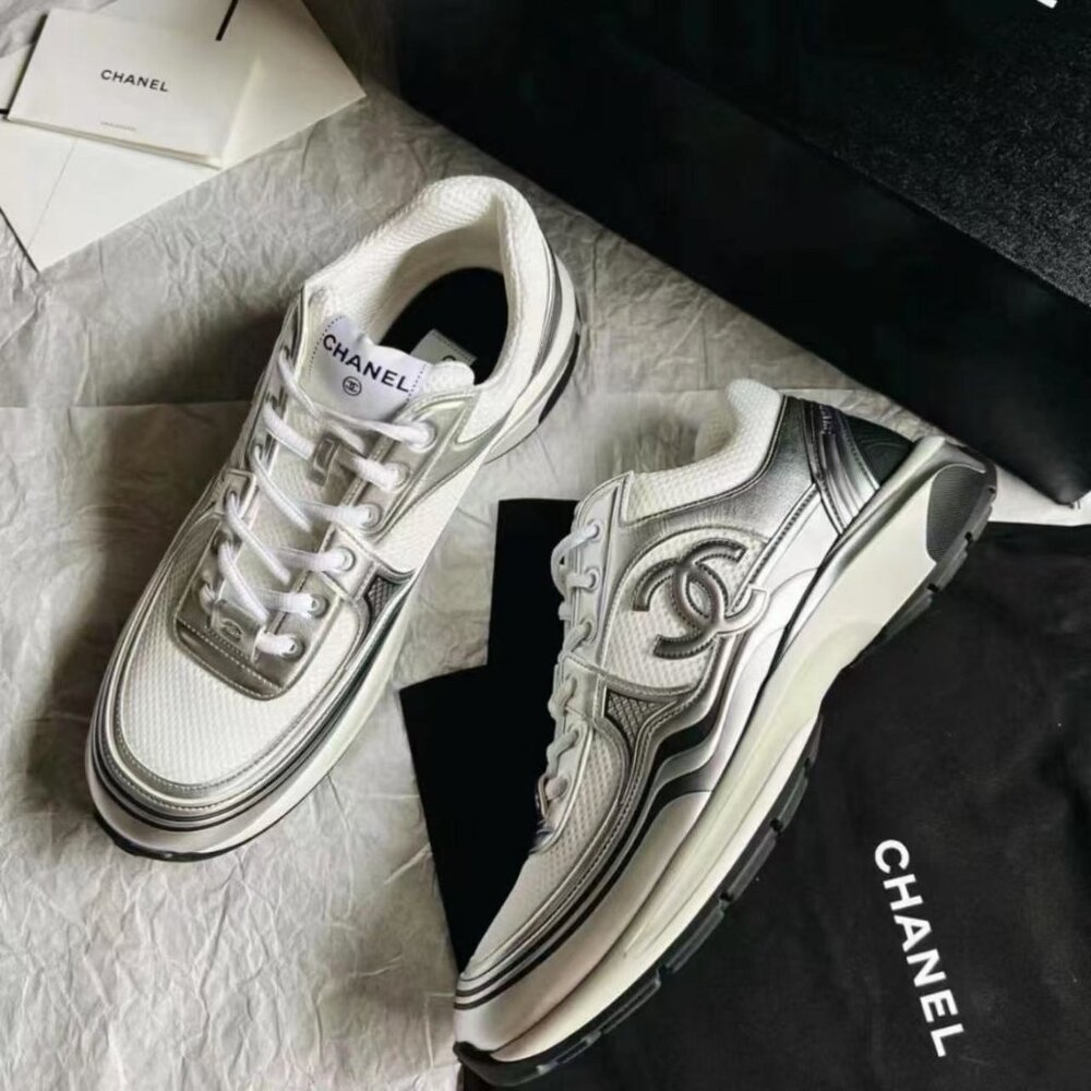 100% authentic CHANEL 23C Women's Leather Logo Low-Top Casual Sneakers